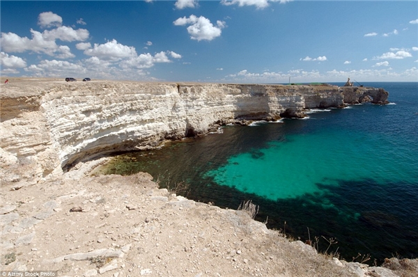 
Đường bờ biển ở mũi Tarhankut, Tarhan Qut ở Crimea – nơi tọa lạc của bảo tàng dưới đáy biển độc nhất vô nhị trên thế giới. (Ảnh: Daily Mail)