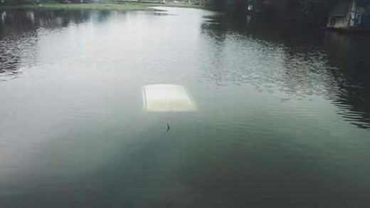 
Chiếc xe chìm nghỉm dưới hồ