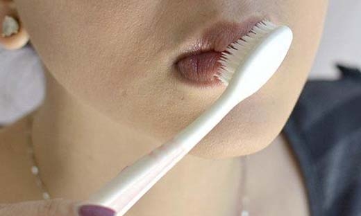 
Các bạn nữ hãy nhớ giữ vệ sinh kĩ cho môi của mình. Da môi mỏng nên rất dễ bị tổn thương. Vệ sinh không sạch sẽ dễ bị nhiễm nấm dẫn đến nứt môi và nhiều bệnh da liễu khác.(Ảnh: Internet)
