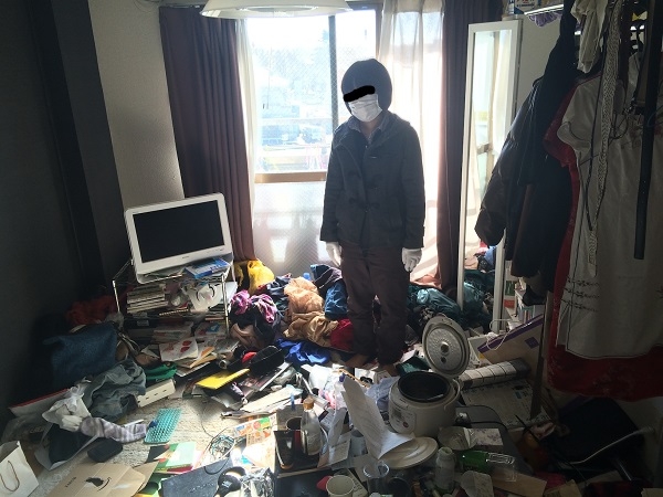 
Cô sinh viên đại học này quyết định dọn dẹp căn hộ của mình vì đang có thời gian rảnh. Đây là bãi rác mà cô ta đã sống suốt 6 năm qua.