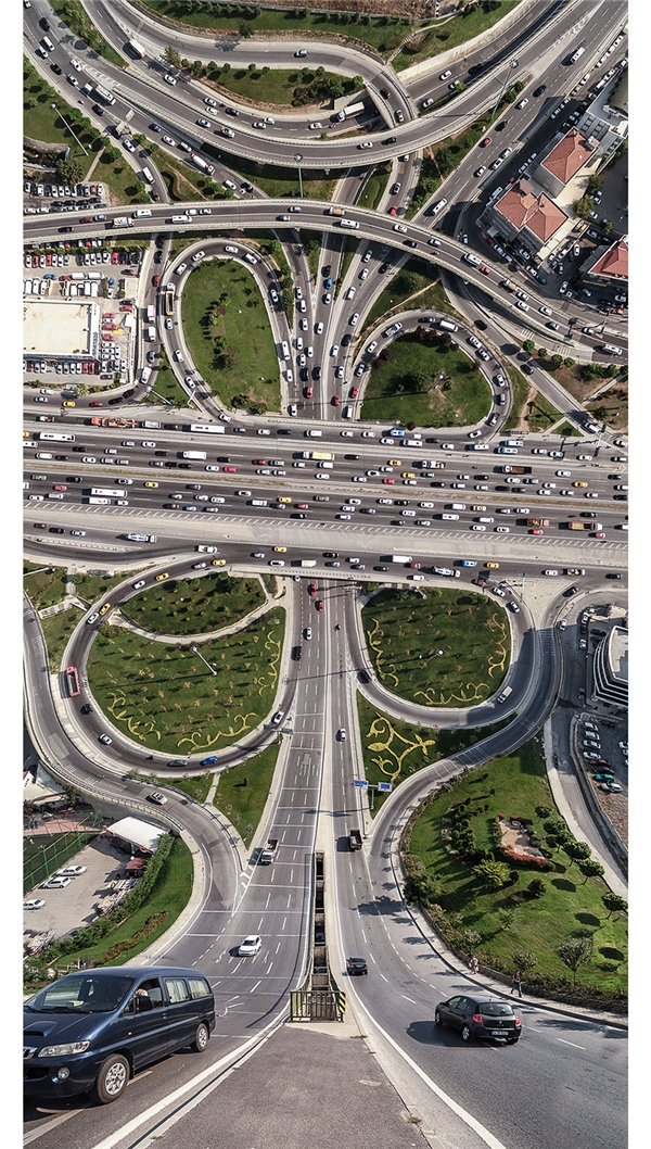 
Nếu những con đường cao tốc "bẻ gập" này là có thật, liệu bạn có dám ung dung lái xe không? (Ảnh: Aydın Büyüktaş)