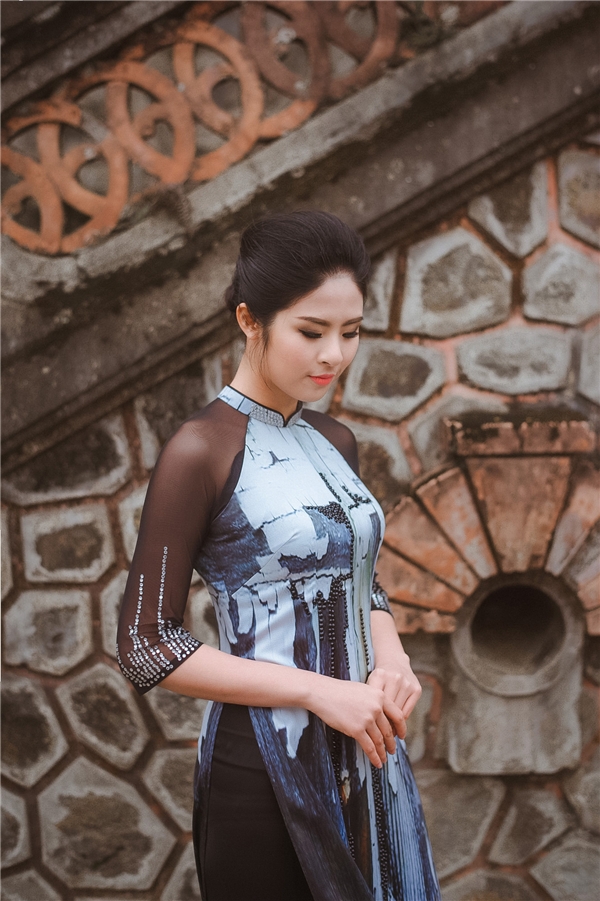 
Hoa hậu Việt Nam 2010 và á hậu Việt Nam 2012 khoe sắc trong những gam màu trầm, cổ điển nhưng đầy thu hút, quyến rũ.