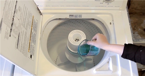 
Vệ sinh máy giặt bằng nước súc miệng. (Ảnh: Internet)