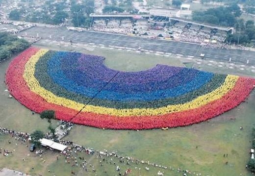 
Ngày 18/9/2004, hơn 31.000 sinh viên, giảng viên, nhân viên và cựu sinh viên của trường Đại học Bách khoa Philippines đã kết hợp để tạo thành cầu vồng người lớn nhất thế giới. Hiện đến nay, kỉ lục vẫn chưa bị phá vỡ. (Ảnh: Internet)