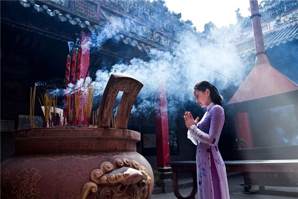 
Thắp nhang, lễ Phật là nét đẹp trong văn hóa, tín ngưỡng của người Việt. (Ảnh: Internet)
