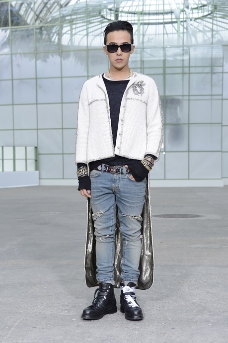 
Cuối tháng 1 năm ngoái, G-Dragon tiếp tục thể hiện gu ăn mặc thời thượng tại show trình diễn Chanel Haute Couture giới thiệu bộ sưu tập Xuân – Hè.