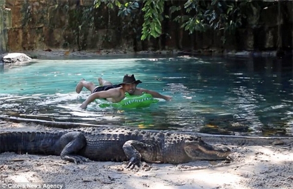 
 Anh Charles Wieand, 34 tuổi, dùng một chiếc phao bơi trẻ em để thư giãn trong hồ cá sấu ở trại cá sấu Everglades tại Homestead, Floria mà không hề hấn gì. (Ảnh: Whatsthefuzzabout Wordpress)