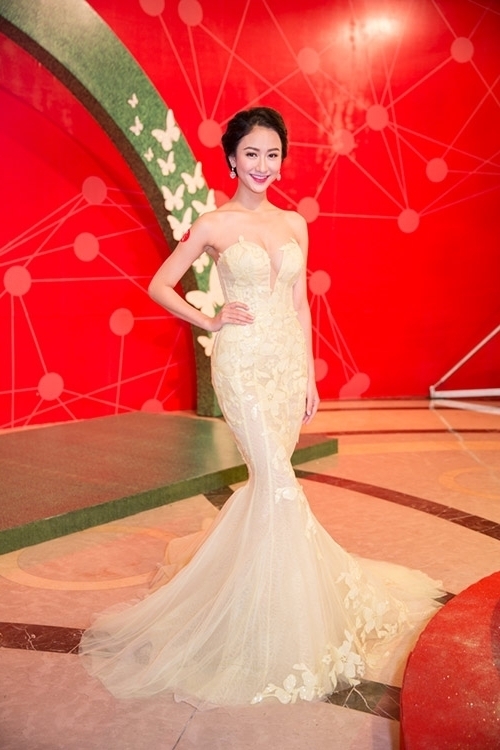 
Á hậu Hà Thu nổi bật nhưng không làm mất đi vẻ ngọt ngào với sắc vàng chanh ngọt lịm. Người đẹp xứ Huế cũng đạt được thành công lớn trong năm 2015 vừa qua với thành tích top 17 Hoa hậu Liên lục địa.