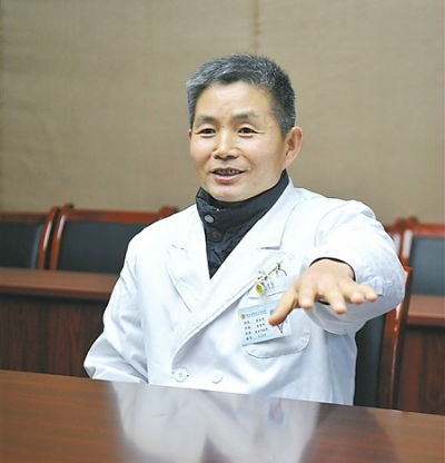 
Người anh hùng ấy là ông Luan Hongjun, 54 tuổi, hiện đang làm việc tại bệnh viện địa phương. (Ảnh: The Shanghaiist)