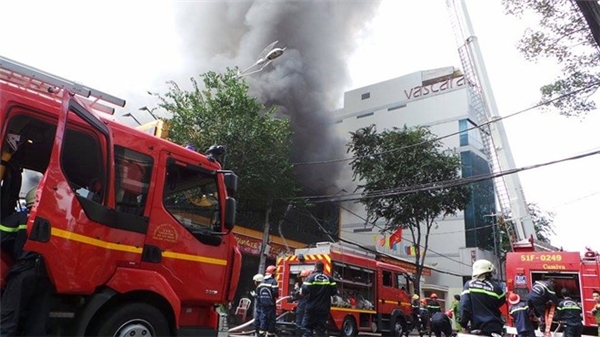 Cháy gara ở Sài Gòn, 10 xe sang bị thiêu rụi