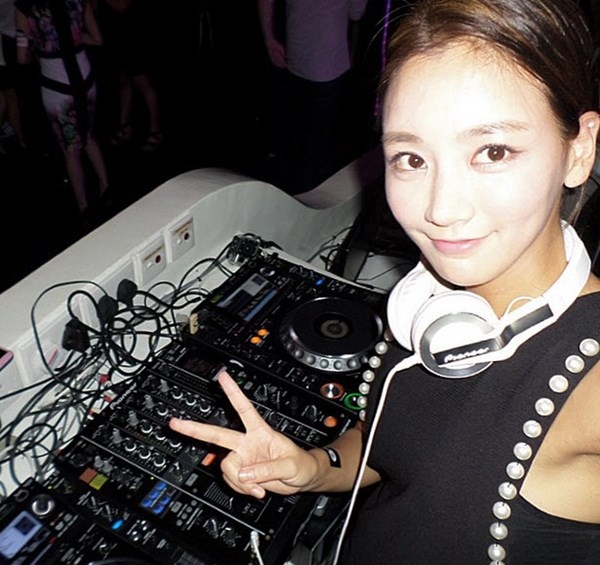 
Nữ DJ Miu Kim sở hữu khuôn mặt xinh xắn.