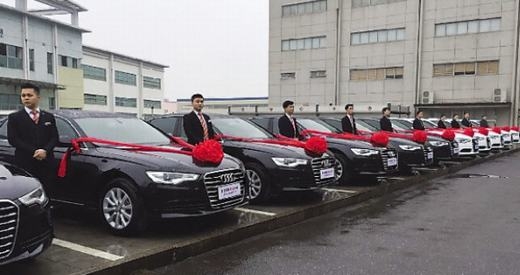
Ông chủ của một công ty ở Chu Châu, Hồ Nam, Trung Quốc cũng khiến mọi người kinh ngạc khi đã chi mạnh tay mua 13 chiếc Audi A6 làm quà thưởng cuối năm cho nhân viên xuất sắc. Với các nhân viên bình thường, mức thưởng cũng không hề nhỏ. (Ảnh: Internet)