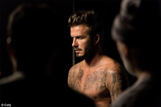 
Beckham khoe bộ hình xăm ấn tượng khắp cơ thể