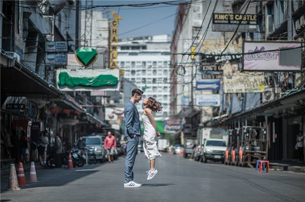 
Bộ ảnh cưới "Size doesn't matter" khiến cư dân mạng Việt thích thú. (Ảnh: Sanit Nitigultanon)