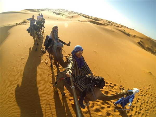 
Cưỡi lạc đà ở sa mạc Sahara