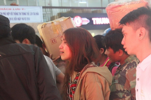 
Hành khách bật khóc nức nở tại ga Sài Gòn vì không được lên tàu. Ảnh: TTO