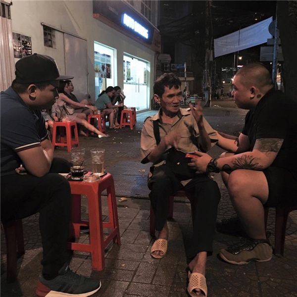 
Ảnh chụp người đàn ông bán vé số trước quán cà phê của anh Huỳnh Kế Minh Tân. (Ảnh: FB)