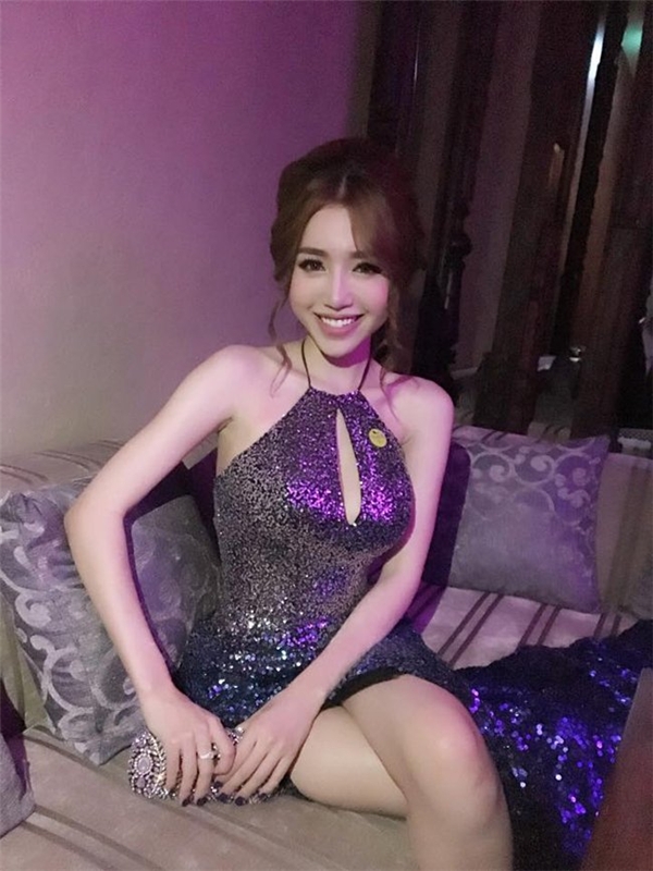 
Cô gái có tên thật Nguyễn Kim Hồng luôn biết cách lựa trang phục nhấn nhá vào khuôn ngực nở nang - Tin sao Viet - Tin tuc sao Viet - Scandal sao Viet - Tin tuc cua Sao - Tin cua Sao