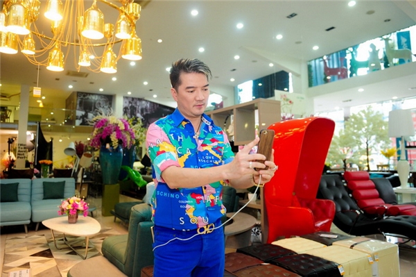 
Kết thúc buổi mua sắm, "ông hoàng nhạc Việt" còn tự nhiên chụp ảnh selfie trong không gian đẹp và sang trọng của cửa hàng.  - Tin sao Viet - Tin tuc sao Viet - Scandal sao Viet - Tin tuc cua Sao - Tin cua Sao
