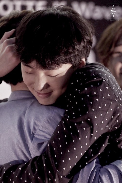 
Dù là fan nam hay nữ, Seungyoon (Winner) đều không ngần ngại trao cho họ những cái ôm chặt ấm áp như chính người yêu của mình.