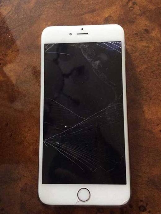 
Hình ảnh chiếc điện thoại vỡ tung rất chi bình thường. (Ảnh: Internet)