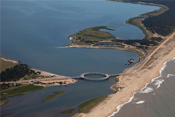 
Cây cầu Laguna Garzón nối giữa hai thành phố Rocha và Maldonado ở bờ nam Uruguay. (Ảnh: Bored Panda)