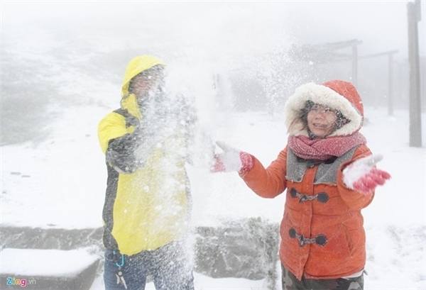 
Nhiều khách du lịch đổ dồn về Sa Pa để tham qua khi tuyết rơi. Ảnh: Zing.vn