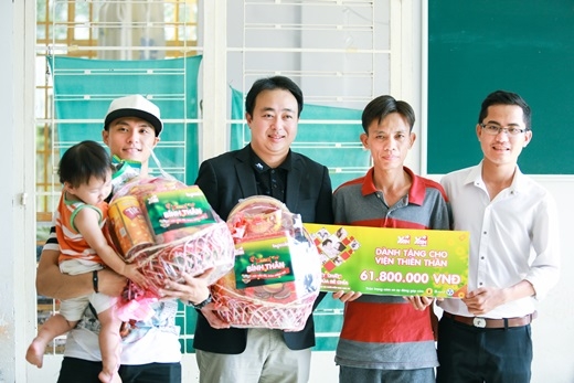 
Vũ công Lâm Vinh Hải - đại sứ thương hiệu B'smart cùng đại diện của Đội công tác xã hội Thanh niên TP. HCM tặng quà cho Viện thiên thần.