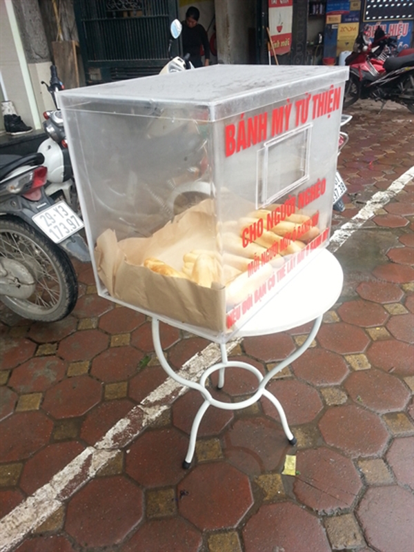 Ấm lòng với tủ bánh mì từ thiện đầu tiên ở Hà Nội