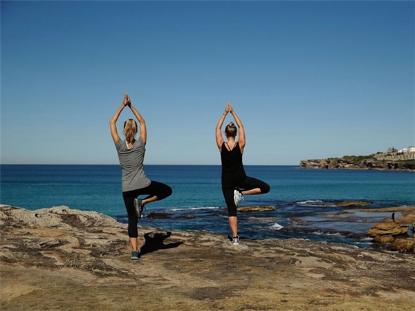 
Dạy yoga, ngoại ngữ... là cách để bạn giảm chi phí khi đi du lịch. Ảnh: Mark Metcalfe.