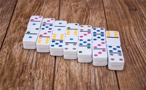 
Domino được ưa chuộng ở Việt Nam và nhiều quốc gia khác trên toàn thế giới vì có tác dụng luyện trí não, phản xạ và khả năng tính toán. (Ảnh: Internet)