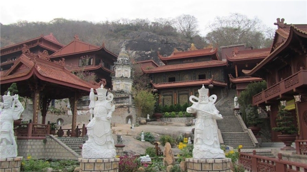 
Khuôn viên của chùa Hang. (Ảnh: Internet)