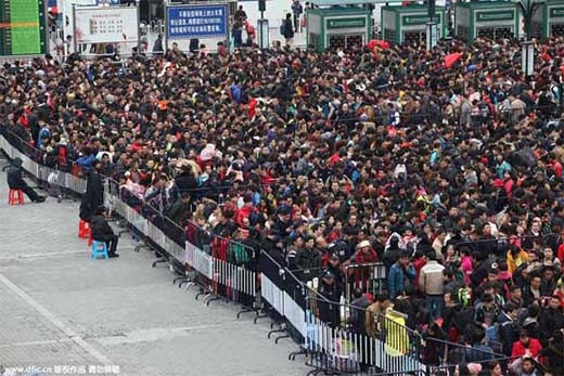 Kinh hoàng một biển 10.000 người chen chúc chờ xe về quê ăn Tết