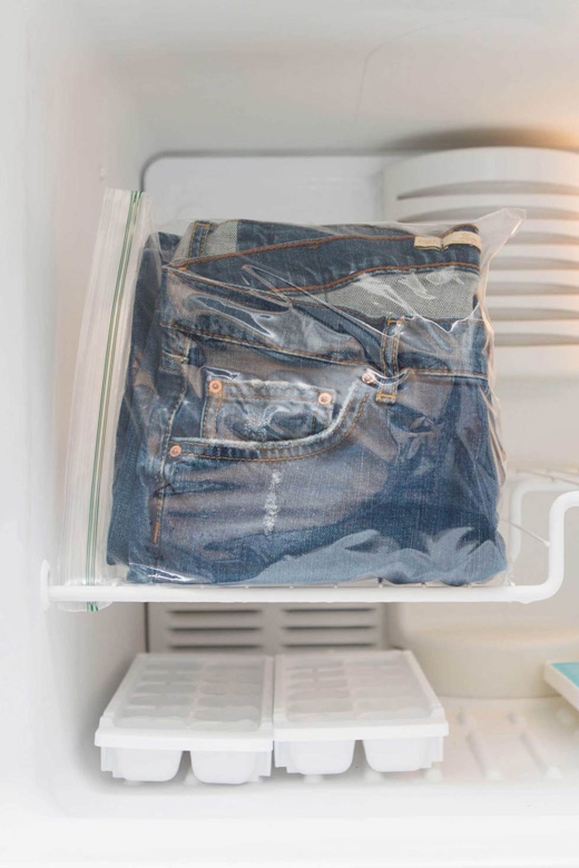 
Cho quần jeans vào túi ni lông rồi đặt vào ngăn đá để khử mùi. (Ảnh: Internet)
