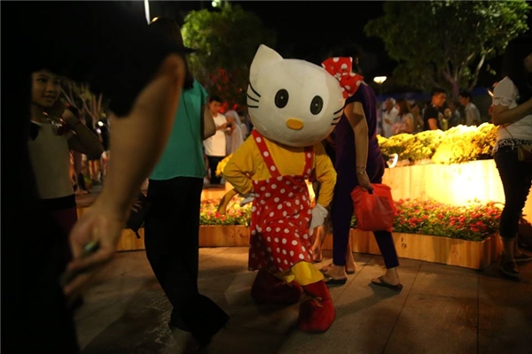 
"Em bé” Hello Kitty gây chú ý trên đường hoa Nguyễn Huệ trong ngày khai mạc. Ảnh: Gà
