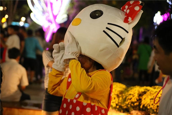 Xót xa bà cụ mặc áo Hello Kitty mưu sinh tại đường hoa Nguyễn Huệ