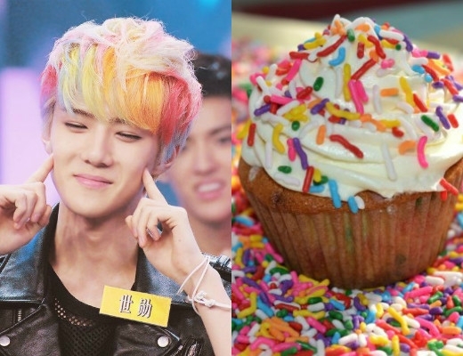 
Em út EXO, Sehun từng khiến các fan “không thể không yêu” với quả đầu cầu vồng hàng tá màu như chiếc bánh cupcake.