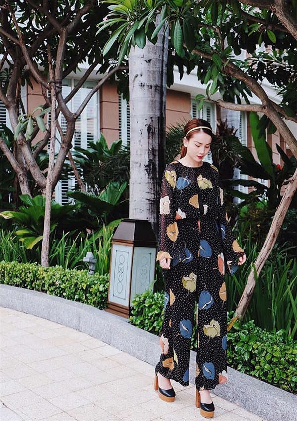 
Hai hình ảnh khác biệt của Yến Trang với trang phục họa tiết trong những ngày đầu xuân: một điệu đà, trẻ trung với váy xòe; một thanh lịch, hiện đại với jumpsuit.