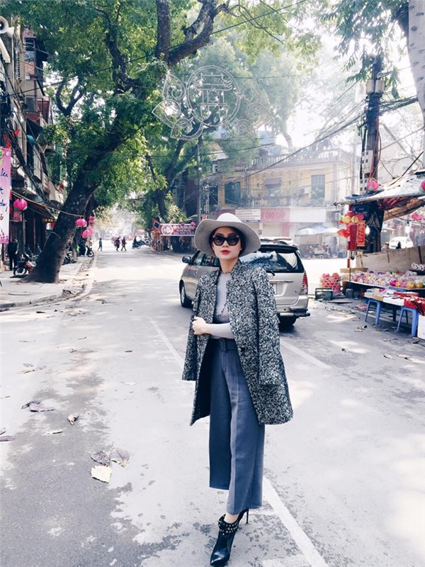 
Diễm Trang hóa thân thành quý cô cổ điển, thanh lịch giữa tiết trời giao mùa tại thủ đô Hà Nội. Những tông màu trầm nhẹ nhàng được chọn phối khéo léo với nhiều sắc độ khác nhau.