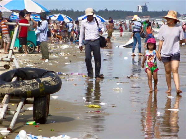 Hàng ngàn du khách đổ về vui chơi, Vũng Tàu chìm trong bãi rác
