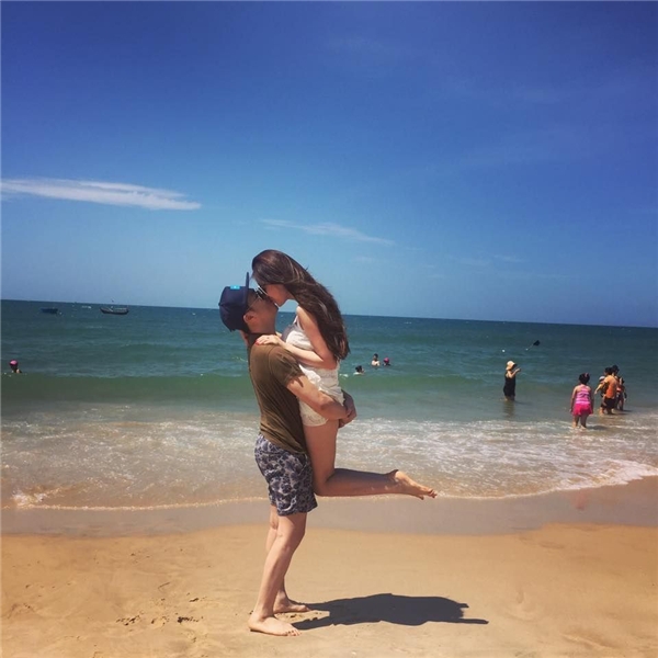 
Lê Hiếu và bạn gái sinh năm 1995 Thùy Linh có nụ hôn vô cùng lãng mạn trên bãi biển Phan Thiết. - Tin sao Viet - Tin tuc sao Viet - Scandal sao Viet - Tin tuc cua Sao - Tin cua Sao