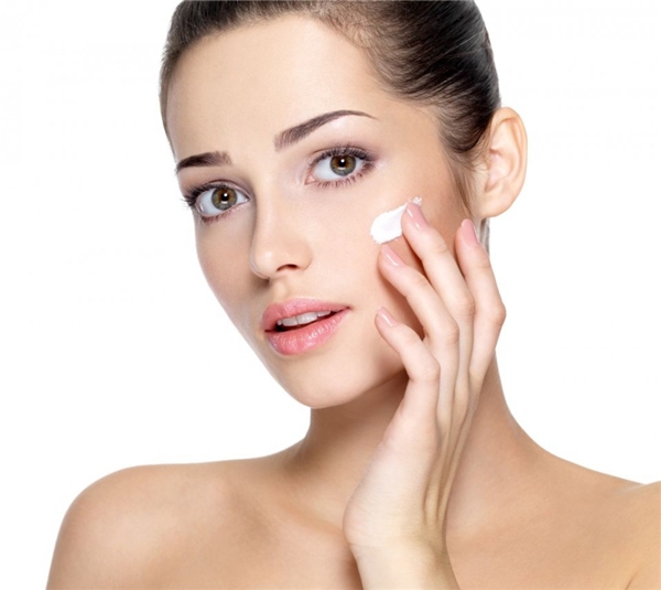 
Sau khi rửa mặt và vệ sinh cá nhân sạch sẽ, bạn nên sử dụng sản phẩm giữ ẩm thoa đều khắp vùng da mặt để cung cấp độ ẩm cần thiết. Chúng sẽ giúp làn da bạn mịn màng hơn sau khi thức dậy.
