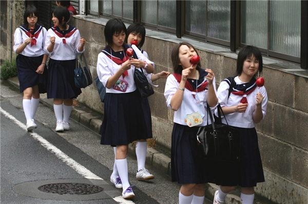 
Việc vừa đi vừa ăn không hề được khuyến khích ở Nhật Bản. (Ảnh: Internet)