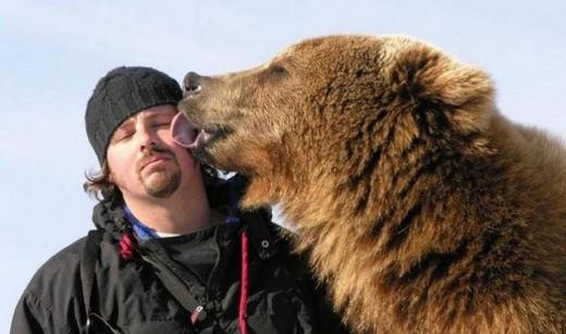 
Tình bạn giữa chú gấu khổng lồ và Casey. (Ảnh: Internet)
