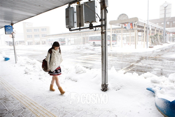 
Mặc cho thời tiết rét lạnh, tuyết rơi dày đặc, Vương Á vẫn quyết định mặc váy ngắn đi xem mặt (Ảnh minh họa - Nguồn: Internet)
