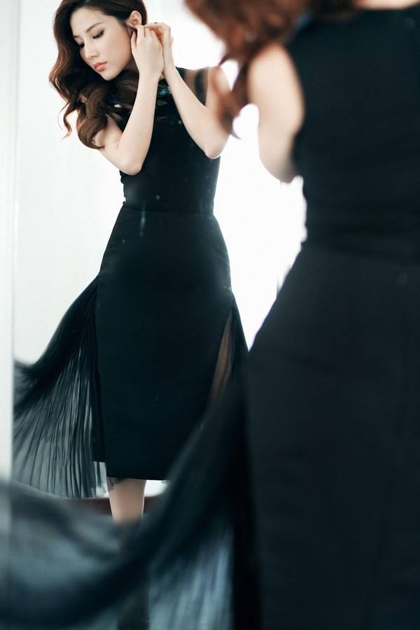 
Phần voan lụa mỏng manh giúp chiếc váy đen ôm sát trở nên bồng bềnh, gợi cảm hơn hẳn. Gu thời trang của Diễm My trên màn ảnh tạo nên điểm cộng lớn cho bộ phim này.