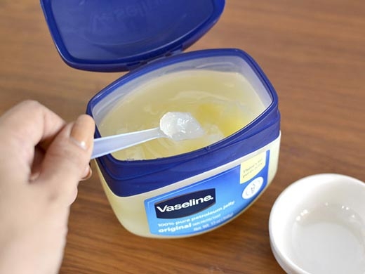 
Vaseline không chỉ công dụng dưỡng ẩm cho da mà còn có thể làm dài mi và trị mụn. (Ảnh: Internet)