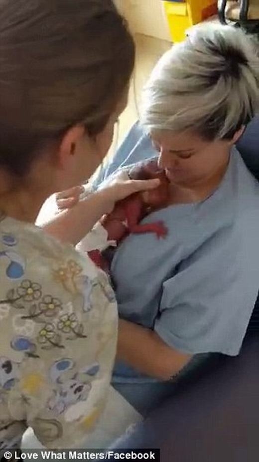 
Các y tá đang giúp đỡ hai mẹ con. (Ảnh: Chụp màn hình)