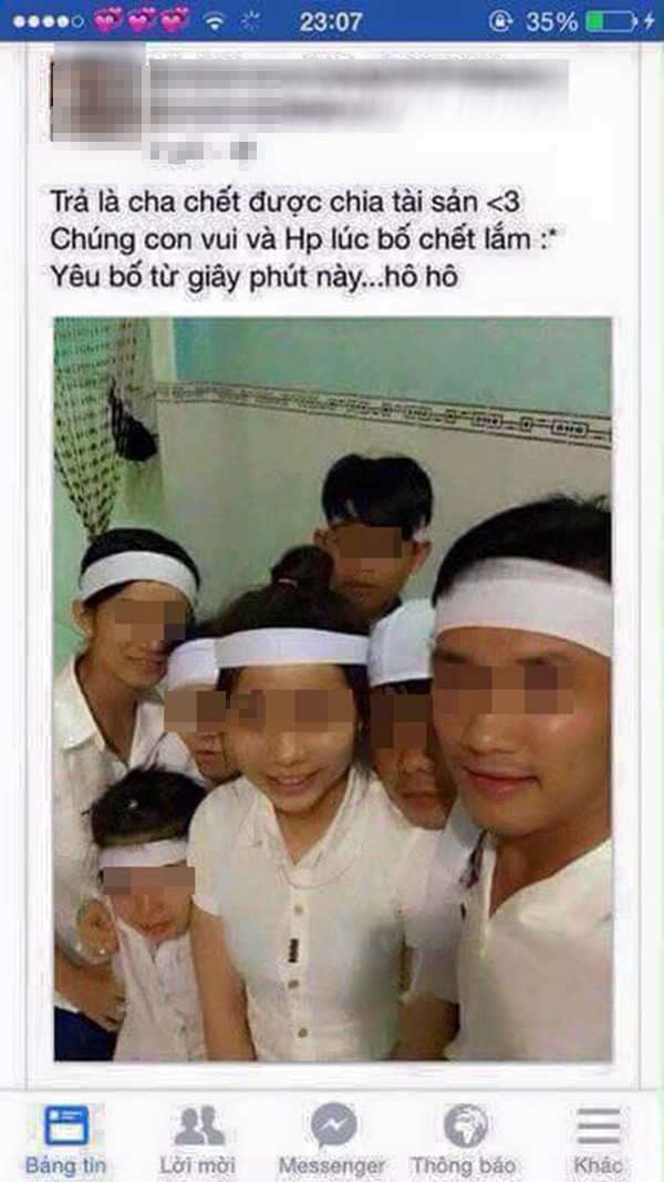 
Bức ảnh những đứa con đầu đội khăn tang lại chụp ảnh "tự sướng" cùng dòng trạng thái bất hiếu khiến cộng đồng mạng phẫn nộ. Ảnh: Internet