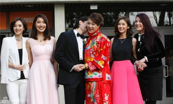 Hoa đán TVB Chung Gia Hân hạnh phúc trong ngày cưới giản dị